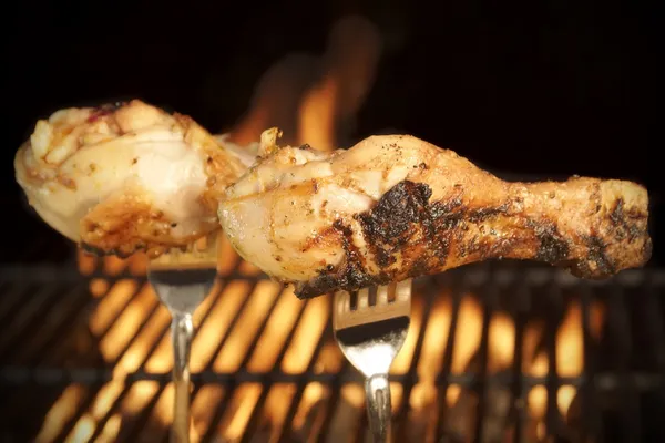 Patas de pollo a la parrilla y parrilla llameante, XXXL — Foto de Stock