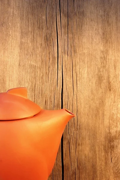 Teekanne auf einem Holztisch und Holz Hintergrund — Stockfoto