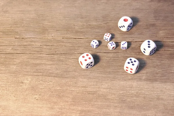 Osm bílých kostek na dřevěnou podlahu nebo stůl, xxxl — Stock fotografie