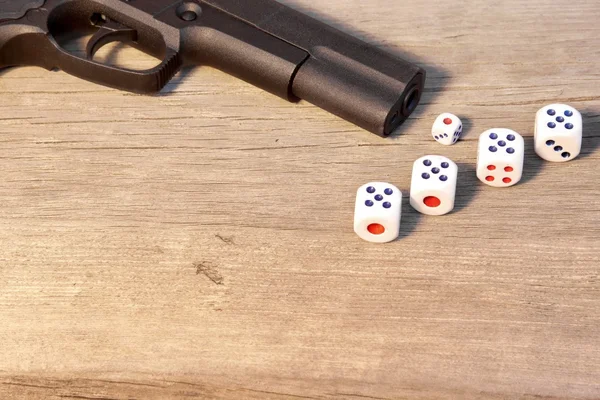 枪和三个骰子用木板第 21 号 — 图库照片