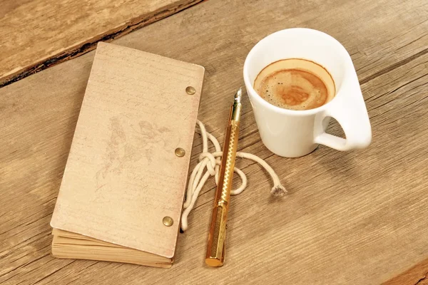 Bloc-notes vintage, stylo plume doré et tasse d'expresso sur bois — Photo