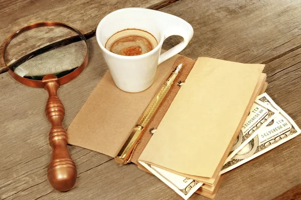 Ανοίξτε vintage σημειωματάριο, χρυσό στυλό, εκατοντάδες δολάριο και Κύπελλο της espres — Φωτογραφία Αρχείου