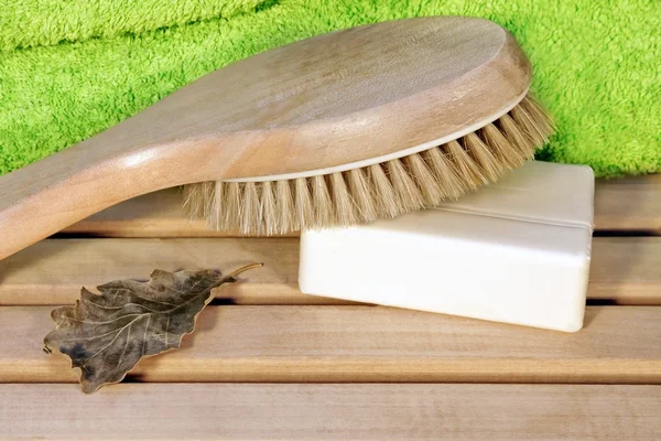 Аксессуары для сауны: липа, полотенца, мыло и кисть . — стоковое фото