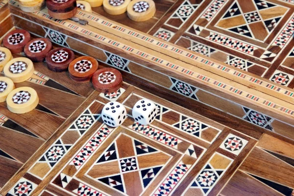Παιχνίδι τάβλι με δύο ζάρια, με χώρο για κείμενο ή εικόνα. — Stockfoto
