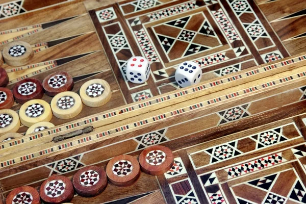 Hra backgammon s dvěma kostkami, s prostorem pro text nebo obrázek. — Stock fotografie