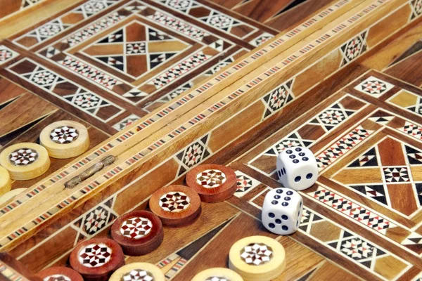 Backgammon gioco con due dadi, con spazio per testo o immagine . — Foto Stock