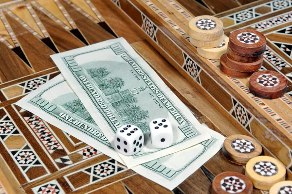 Backgammon deska, dvě stě dolarů a dvě kostky — Stock fotografie