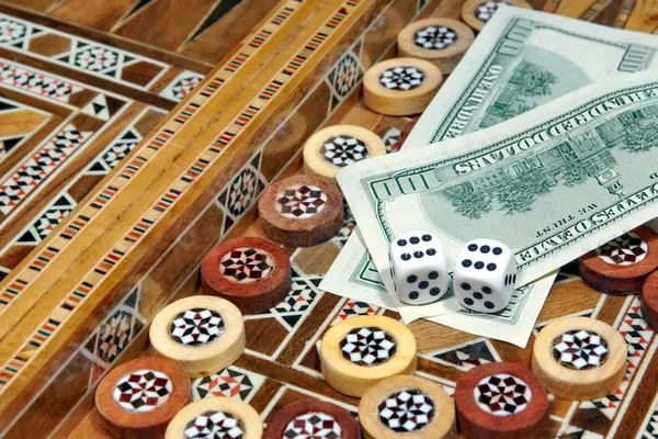 Tablero de Backgammon, doscientos dólares y dos dados —  Fotos de Stock
