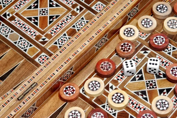 Backgammon styrelsen och och två tärningar — Stockfoto