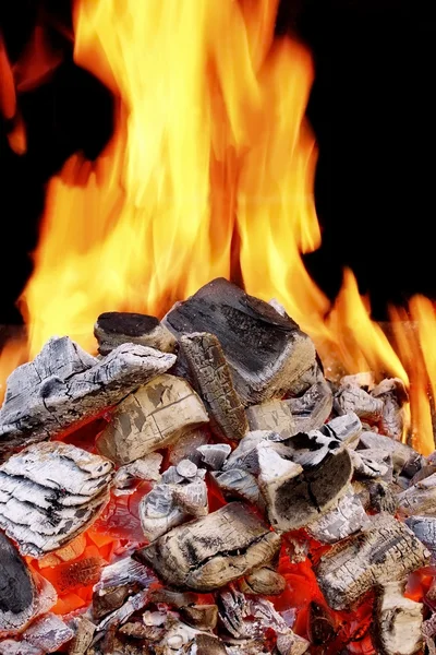 Barbekü içinde kömür yakın çekim ve alevler arka planda yanan — Stok fotoğraf