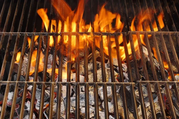 Churrasqueira, carvão quente e chamas ardentes — Fotografia de Stock