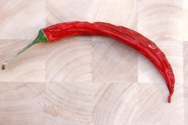 Red Hot Chili Pepper на деревянной доске — стоковое фото