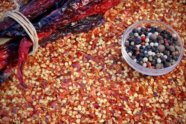 Peppercorn Mix and Milled Chili Pepper Flakes — Stock Photo, Image