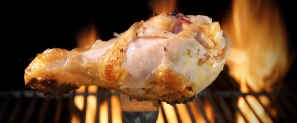 烤的鸡和火焰烧烤，xxxl — 图库照片