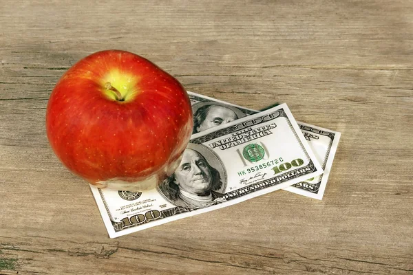 Apple and Money — Stock Photo, Image