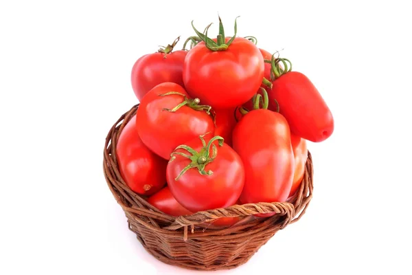 Diferentes tomates maduros en canasta de mimbre — Foto de Stock