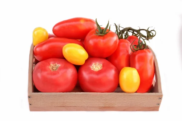 Olika färger och storlek tomater i trälåda — Stockfoto