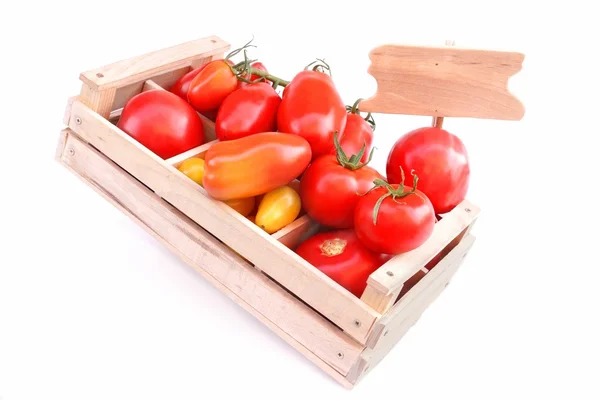 Différentes couleurs et tailles Tomates dans une boîte en bois — Photo