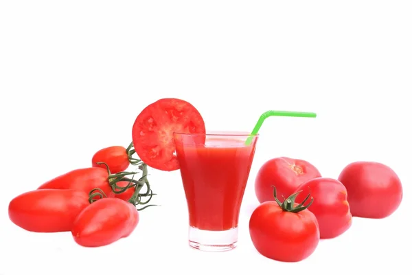 Zumo de tomate en vaso y tomates maduros — Foto de Stock