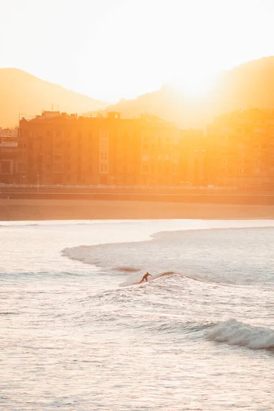 Silueta Surfista Solitario Montando Una Ola Atardecer Playa San Sebastián — Foto de Stock