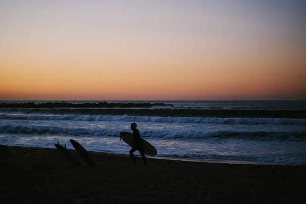 Silueta Surfista Saliendo Playa Después Puesta Del Sol — Foto de Stock