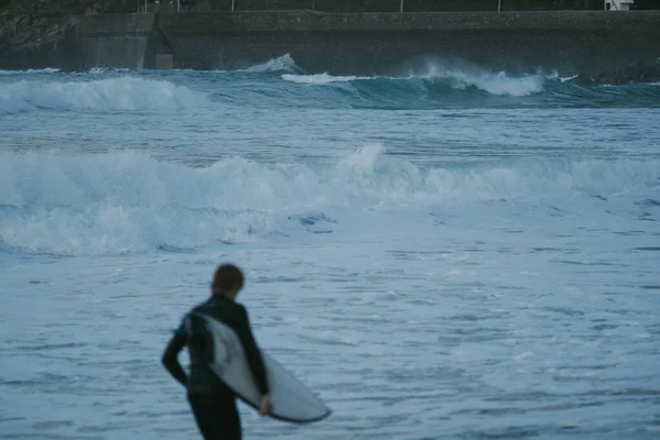 Joven Surfista Borroso Corriendo Frente Océano Atardecer — Foto de Stock