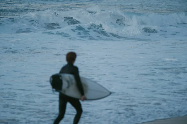 Zamazany Młody Surfer Biegający Przed Oceanem Podczas Zachodu Słońca — Zdjęcie stockowe