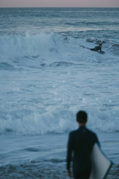 Jovem Surfista Desfocado Ver Body Boarder Durante Pôr Sol — Fotografia de Stock