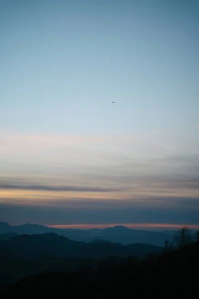 Самолет Летящий Над Облаками Закате Стране Басков — стоковое фото