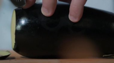 Ev ya da restoranın mutfağında yakın çekim. Tahtadaki şef sağlıklı diyet salatası için taze sebzeleri bıçakla çabucak keser. Lezzetli akşam yemeği için sebze malzemeleri hazırlıyorum.