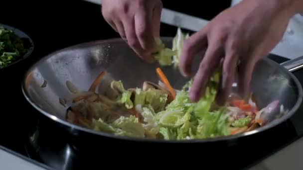 Memasak Dapur Rumah Atau Restoran Sayuran Digoreng Dalam Wajan Dengan — Stok Video