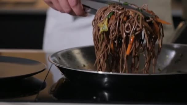 Gotowanie Kuchni Domu Lub Restauracji Warzywa Smażone Woku Ziołami Przyprawami — Wideo stockowe