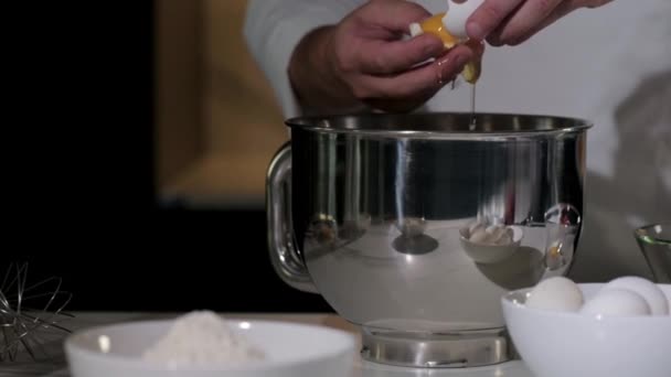 Teig Kochen Für Hausgemachte Pfannkuchen Der Küche Mann Bereitet Zutaten — Stockvideo