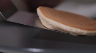 Krep pişiriyorum. Çırpılmış hamur pişirmek lezzetli bir tatlıdır. Aşçı krepi tabağa koyar. Pasta dükkanındaki tatlı hamur işleri. Kahvaltıda tatlı. Günaydın.