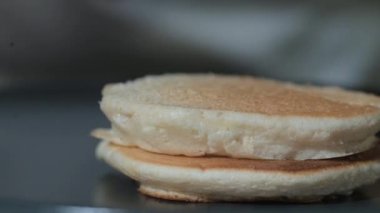 Krep pişiriyorum. Çırpılmış hamur pişirmek lezzetli bir tatlıdır. Aşçı tabağındaki tortilla yığınına krep koyar. Pasta dükkanındaki tatlı hamur işleri. Kahvaltıda tatlı. Günaydın.