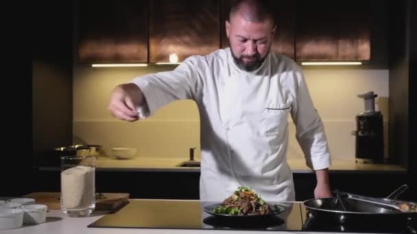 Bărbat Într Șorț Din Bucătărie Pregătește Prânz Casă Gătit Adult — Videoclip de stoc