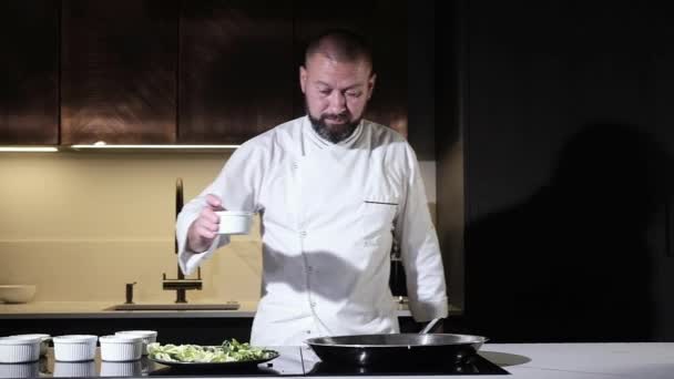 Koch Schürze Bereitet Der Küche Das Mittagessen Ein Mann Gießt — Stockvideo