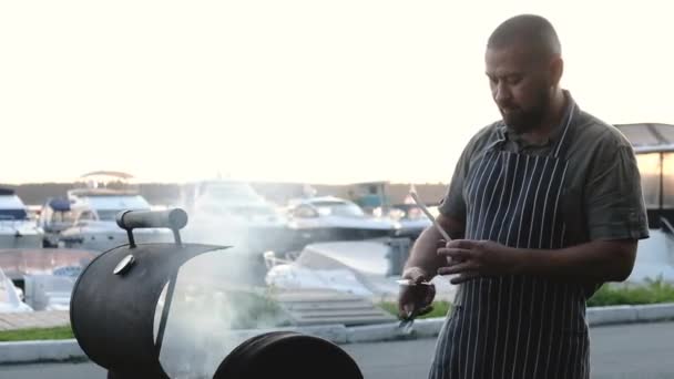 Barbacoa Naturaleza Chef Hombre Delantal Asar Carne Cocinar Abre Parrilla — Vídeos de Stock