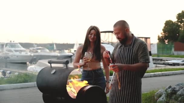 Glückliche Männer Und Frauen Bereiten Saftige Steaks Mit Streifen Auf — Stockvideo
