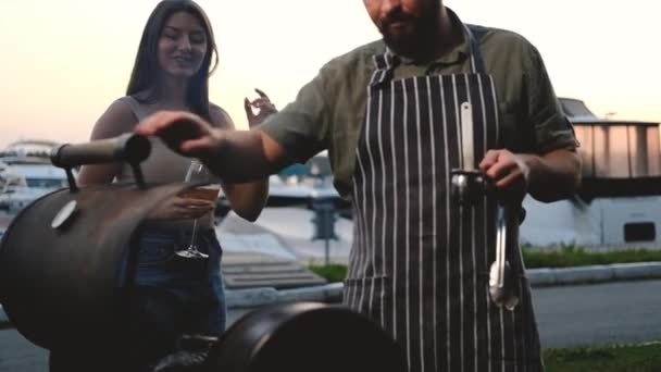 Glückliche Männer Und Eine Frau Bereiten Fleischsteak Auf Dem Grill — Stockvideo