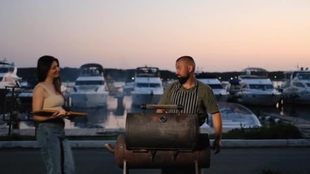 Přátelé Relaxují Večer Venku Pikniku Připravují Šťavnatý Masový Steak Grilu — Stock video