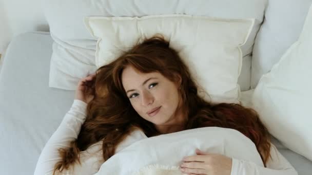 Ηρεμία Ελκυστική Γυναίκα Κόκκινα Μαλλιά Βρίσκεται Στο Κρεβάτι Λευκό Μαξιλάρι — Αρχείο Βίντεο