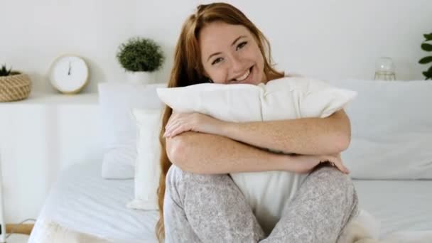 Gelukkig Mooie Jonge Vrouw Met Rood Haar Zit Haar Pyjama — Stockvideo