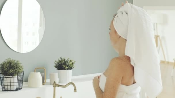 Ευτυχισμένη Ελκυστική Γυναίκα Κοιτάζει Στον Καθρέφτη Του Μπάνιου Πρωί Υγιή — Αρχείο Βίντεο
