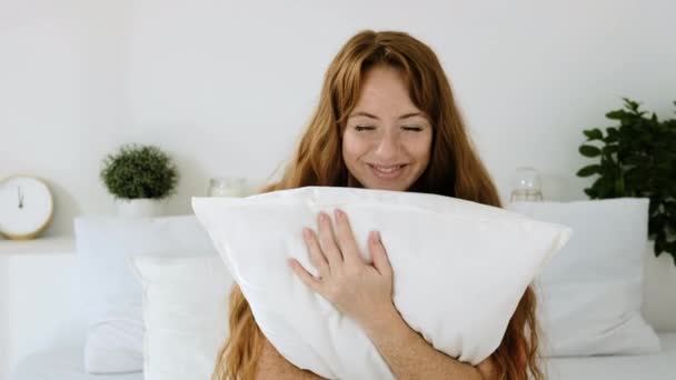 Ευτυχισμένη Όμορφη Γυναίκα Κάθεται Στο Κρεβάτι Πρωί Κρατώντας Ένα Μαλακό — Αρχείο Βίντεο