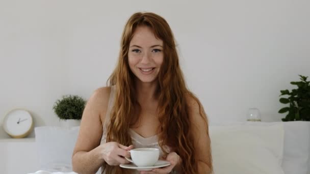 Retrato Bela Mulher Feliz Bebendo Café Quente Sentado Cama Branca — Vídeo de Stock