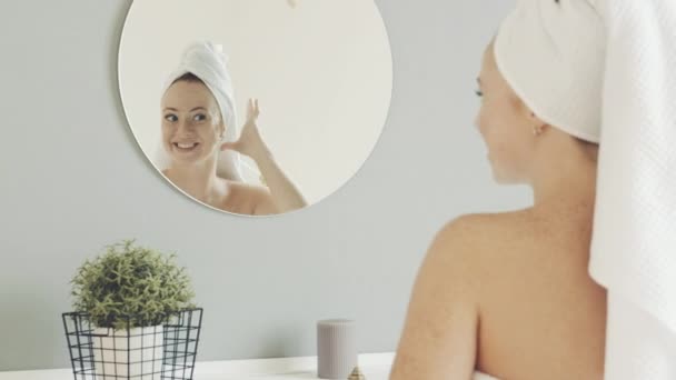 Glücklich Selbstbewusste Attraktive Junge Frau Berührt Die Haut Ihres Gesichts — Stockvideo