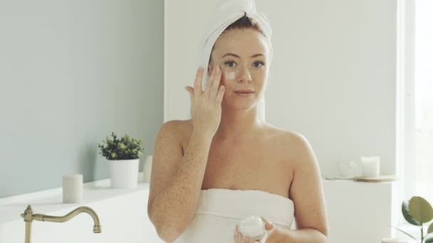 Retrato Mujer Joven Baño Hembra Después Despertar Tomar Ducha Aplica — Vídeos de Stock