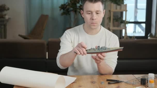 Çizimler Talimatlara Göre Insan Derleyicisi Plastik Gemi Maketi Masada Modellik Telifsiz Stok Video