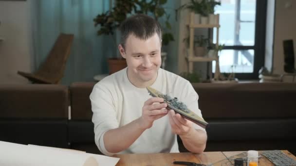 根据图纸和说明制作的快乐的成年男装塑料战舰模型 人类仔细研究布局 对建模和制作玩具的热情 童年梦想的体现 — 图库视频影像
